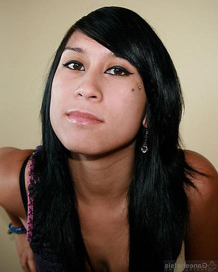 An anti-eyebrow piercing is placed at the top of the cheekbone.