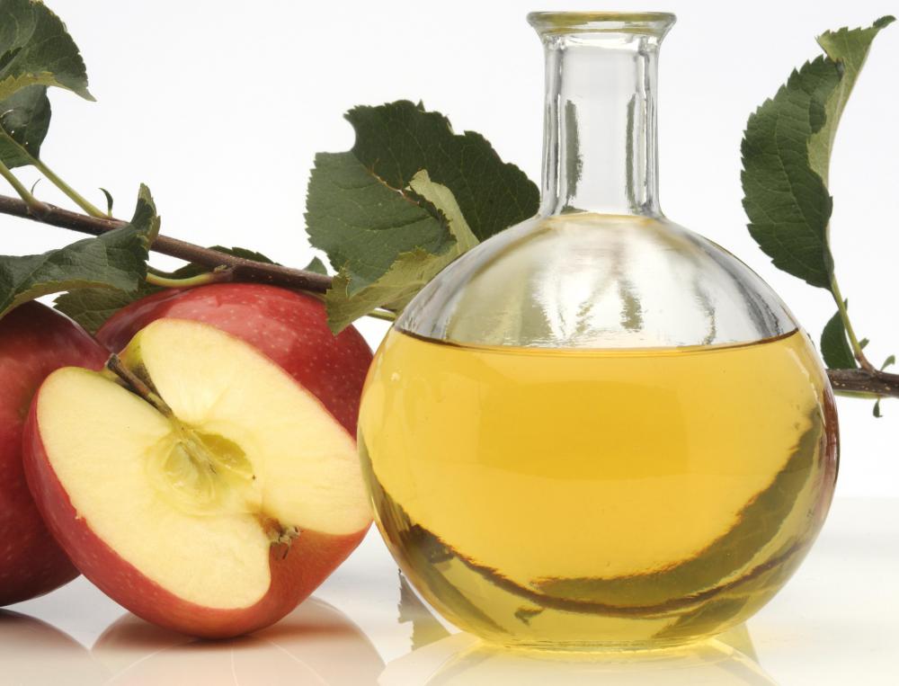 Apple cider vinegar can be used to remove skunk odor.