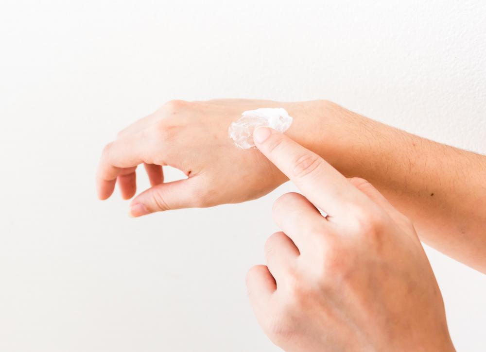 Keeping an incision lubricated can reduce itching.