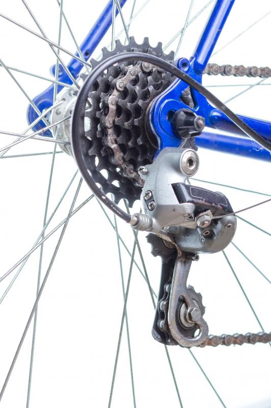 Bicycle hub gear assemblies use a dog clutch.