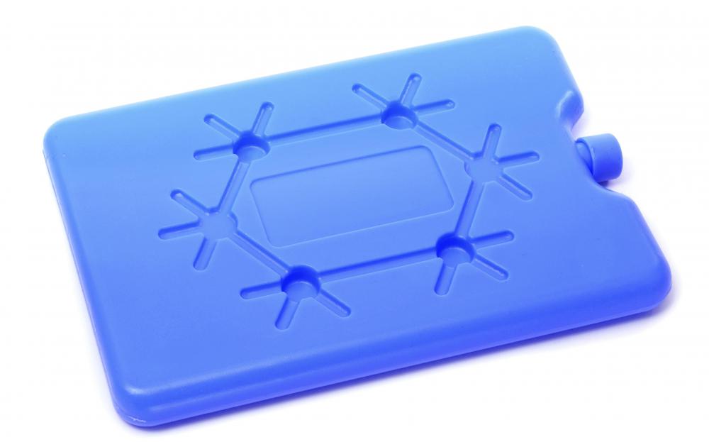 A cold compress may help relieve pectoral muscle pain.