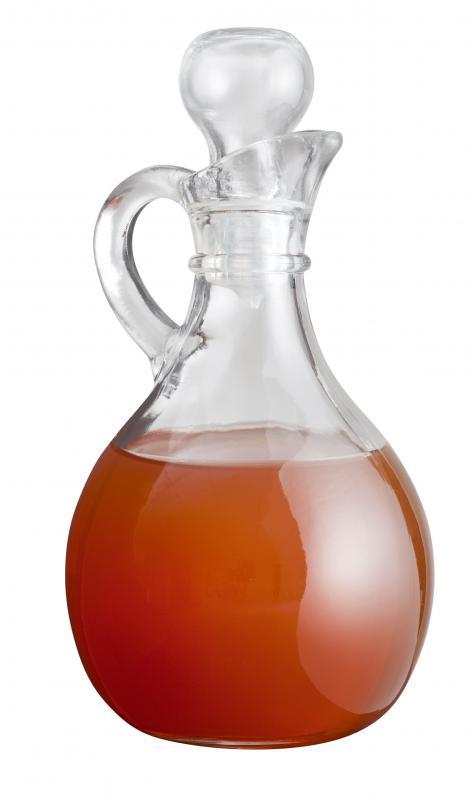 Apple cider vinegar may be applied to skin tags to aid in their removal.