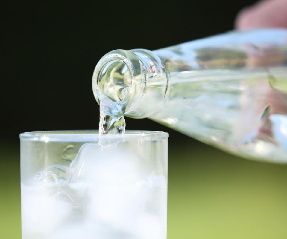 Heavy consumption of water may help kidney stones pass through the body.