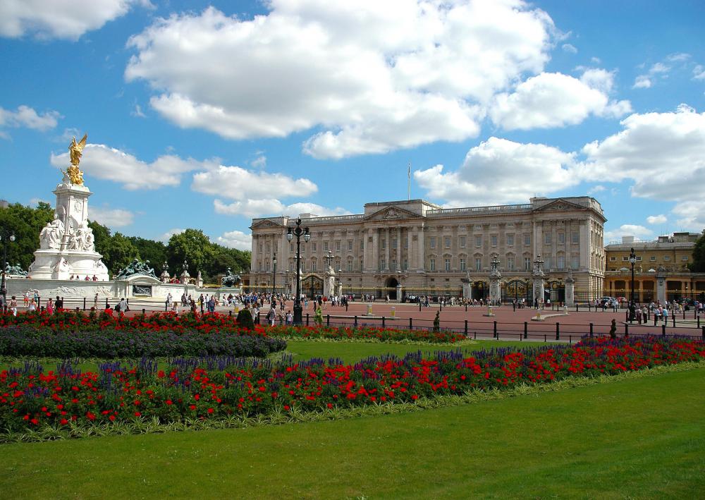 The London Marathon passes by Buckingham Palace.