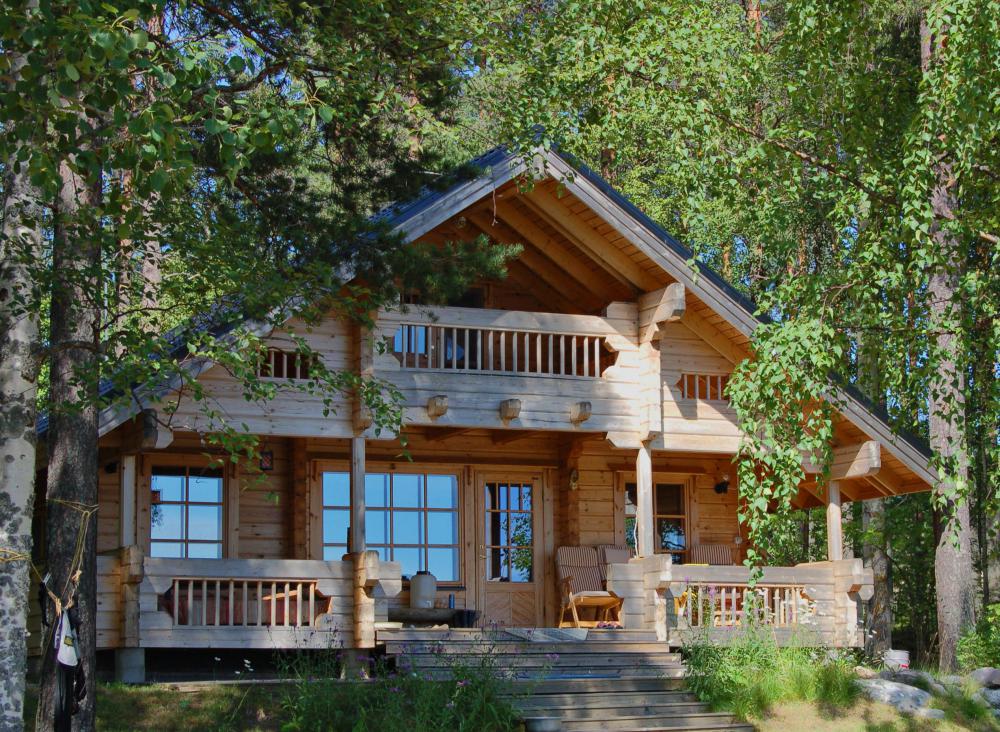 Some rustic cabins have a loft-style balcony.
