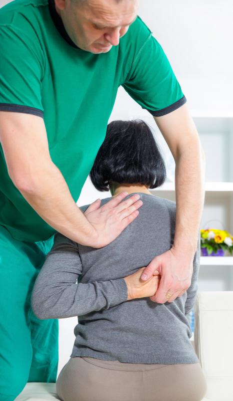 Proper spinal alignment may help support the muscles in the back, including the longissimus.