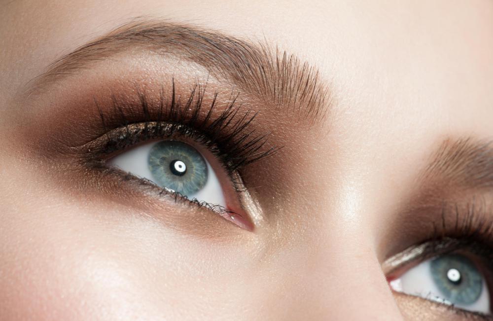 There are numerous online tutorials that describe how best to apply smokey eye makeup.