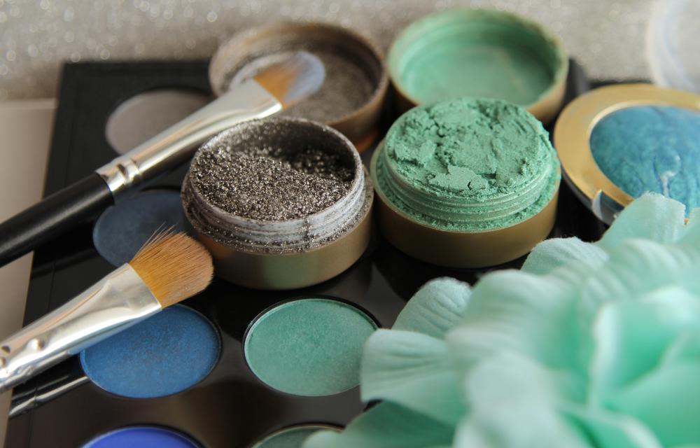 Eye shadow should be lighter or darker than the color of the eye iris.