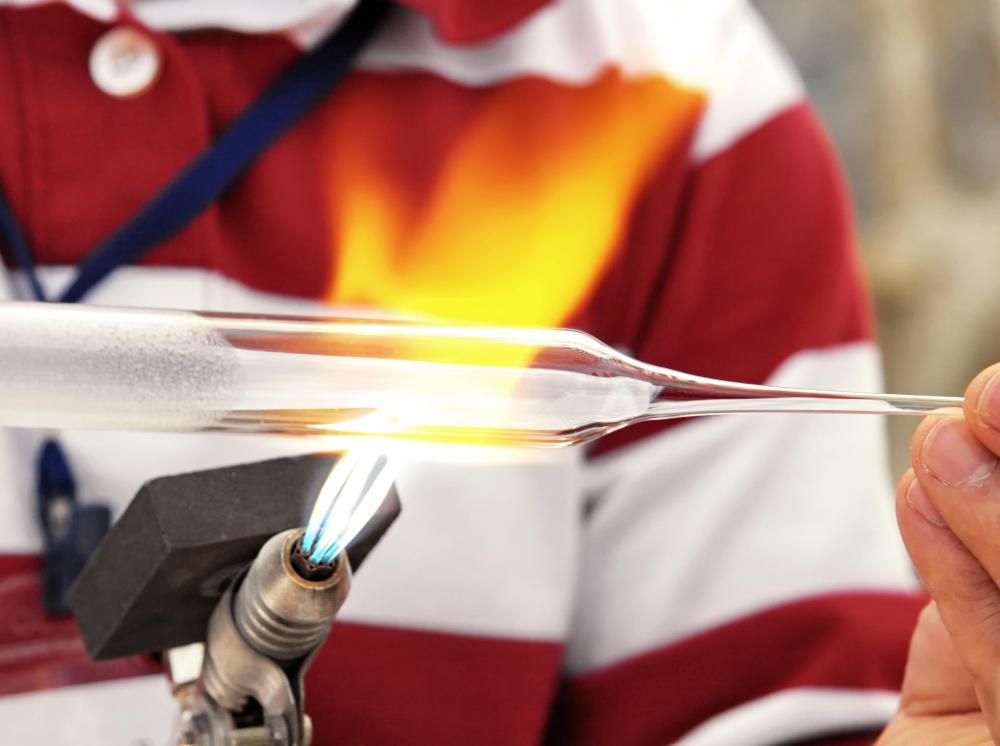Both types of glassblowing use similar tools.
