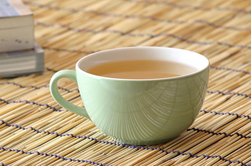 Tradescantia zebrina is used in herbal tea in Jamaica to cure the common cold.