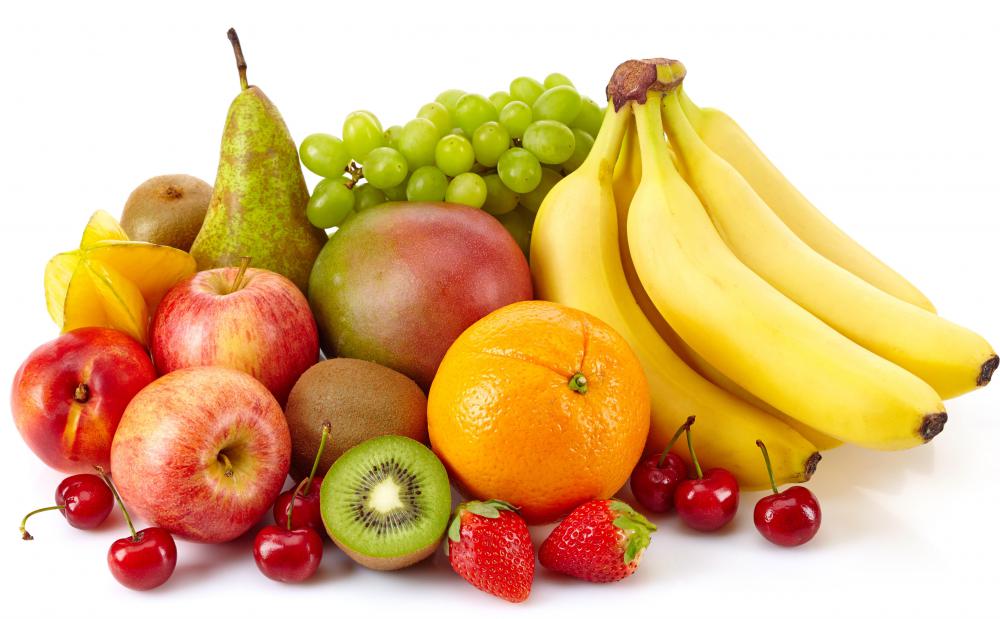 The amount of potassium in a fruit- and vegetable-rich diet is not dangerous for pateints taking lisinopril.