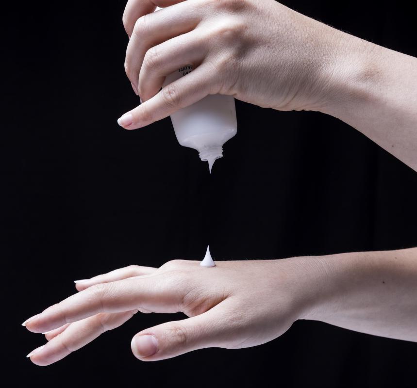 Traditional hand reflexology does not require the use of oil or lotion.