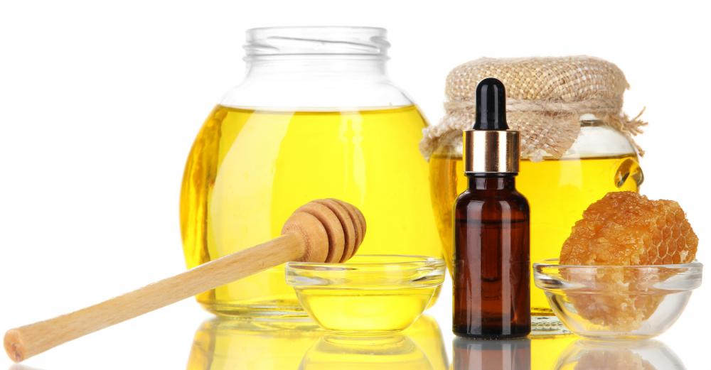 Applying a thick coating of raw or unfiltered honey to a steam burn can help seal in moisture and protect the site from infection.