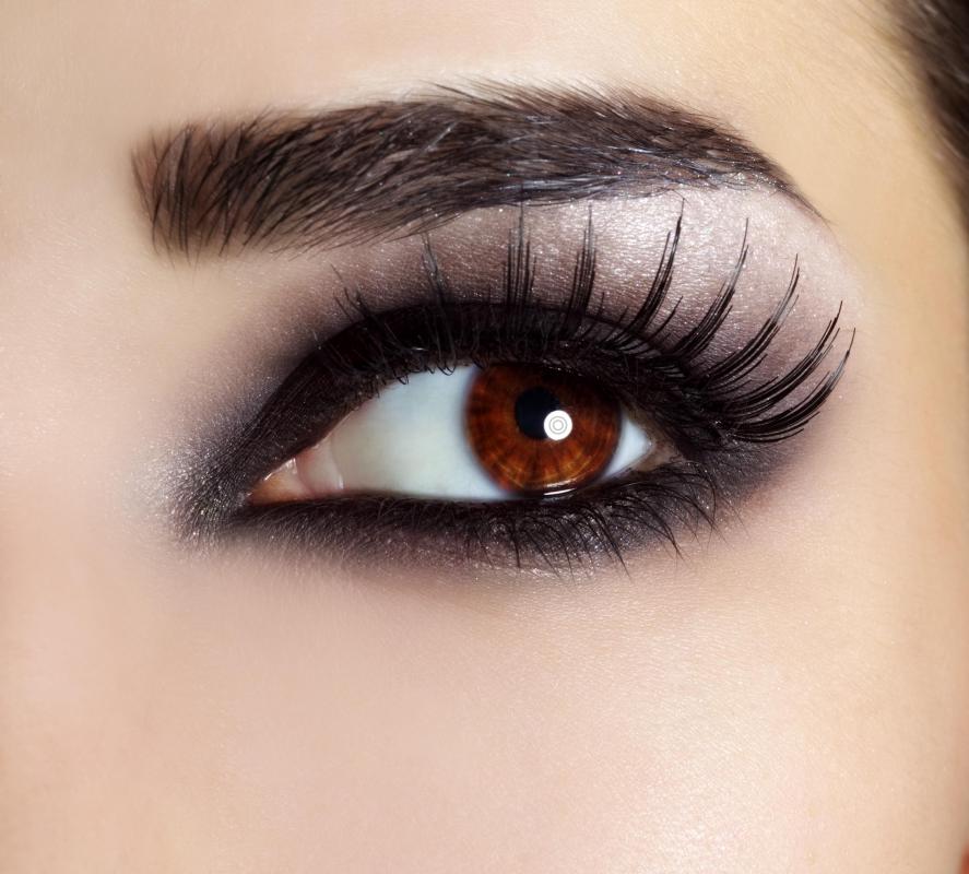 Smokey eyeliner creates a sexy nighttime look.