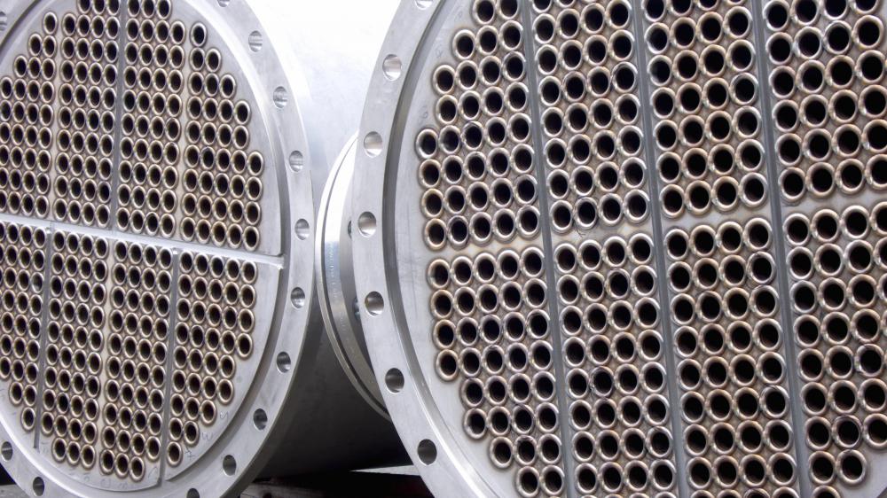Industrial sand sieves may be very large, capable of handling many thousands of tons of sand per day, and are often fed by conveyor belts.