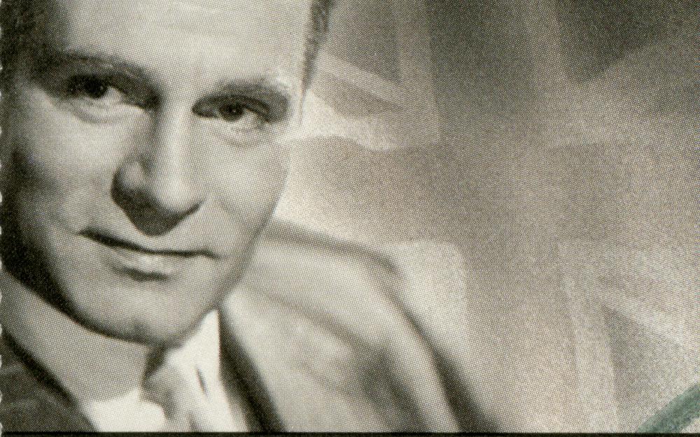 Laurence Olivier was often encouraged to speak in a stentorian voice.