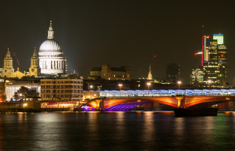 London is a center of culture and history with more than 250 museums and many other sights.