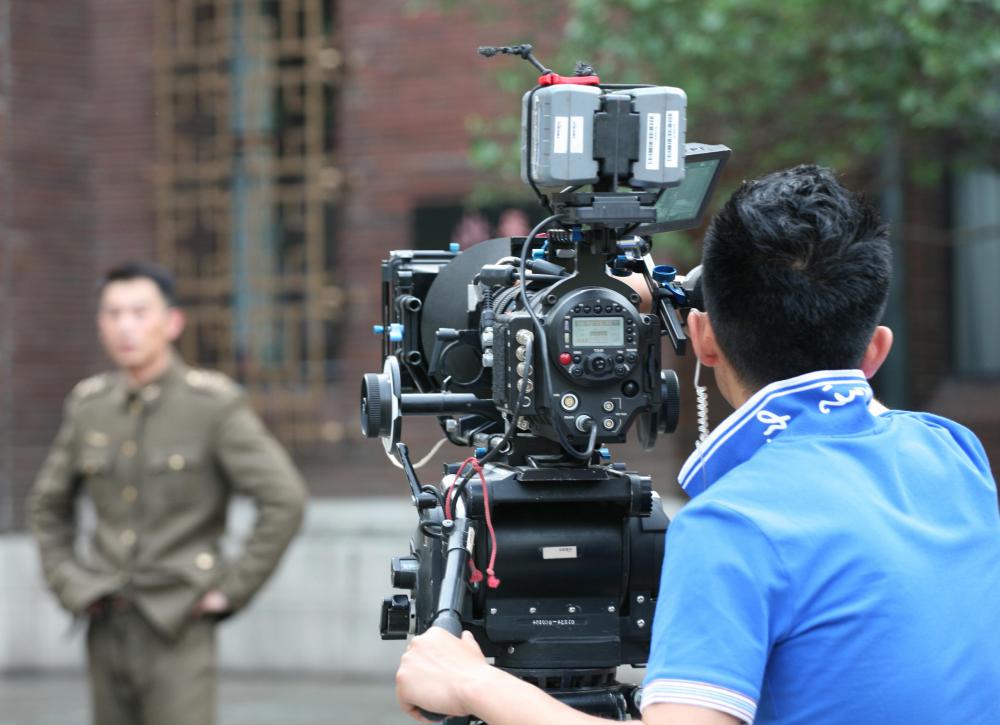 A best boy grip may help set up camera dollies and other equipment.