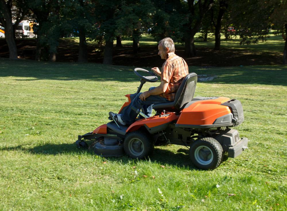 A hydrostatic mower has smooth maneuvering capabilities and allows users to change directions in tight spaces.