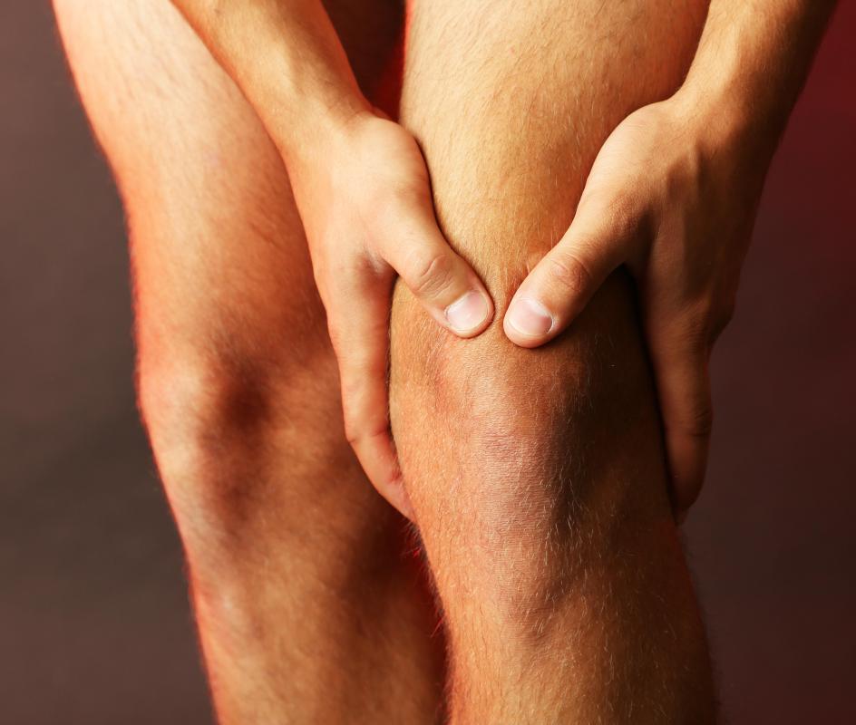 Symptoms of entrapment of the saphenous nerve may include knee pain.