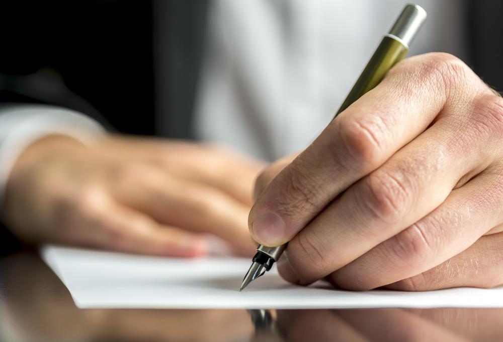 A person with dysexecutive syndrome may experience difficulty writing.