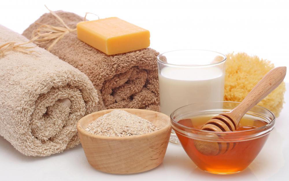 A warm oatmeal bath may help ease the itchiness and irritation of a doxycycline rash.