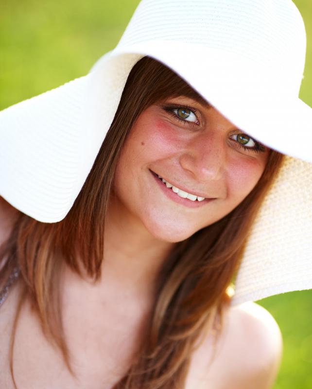 Wearing a sun hat while outside can help discourage the formation of freckles.