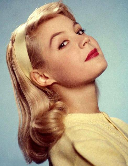 Sandra Dee was known to wear drainpipe trousers.
