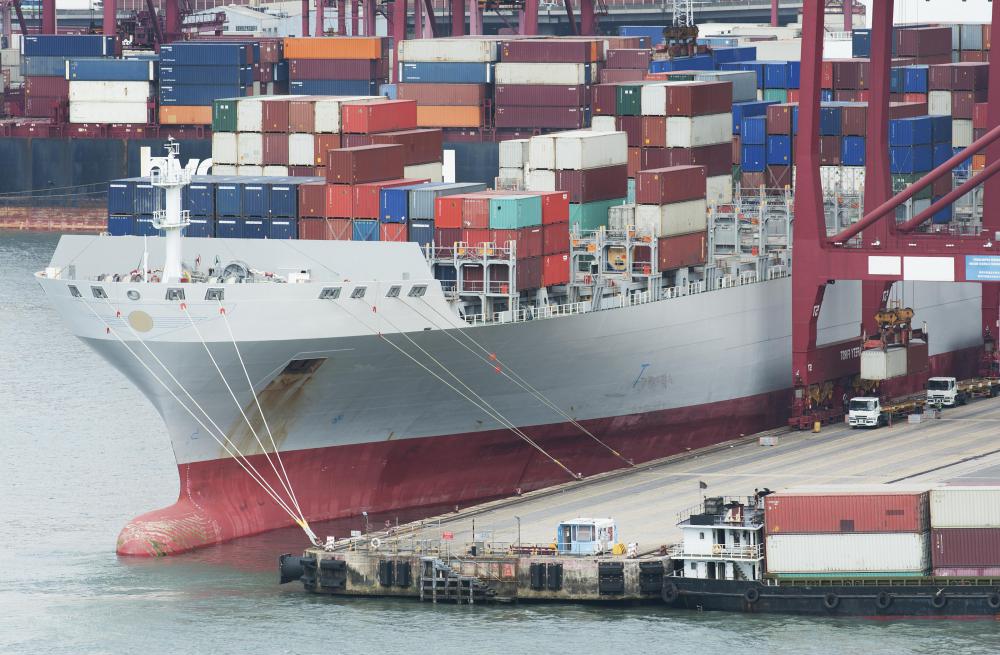 Using a freight arrival notice to notify relevant parties of the arrival of the carrier can aid in expediting the timely unloading of the goods.