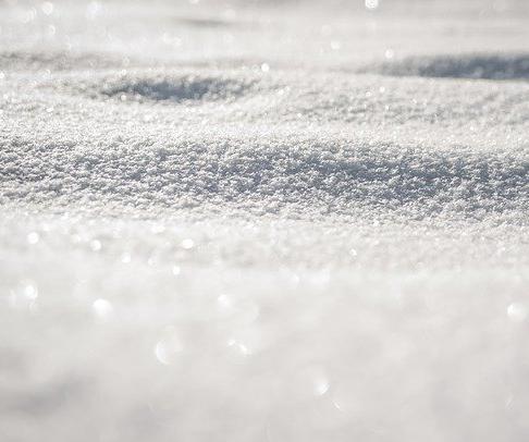 UCLA researchers have created a simple device that generates electricity by harvesting electrons from falling snow.