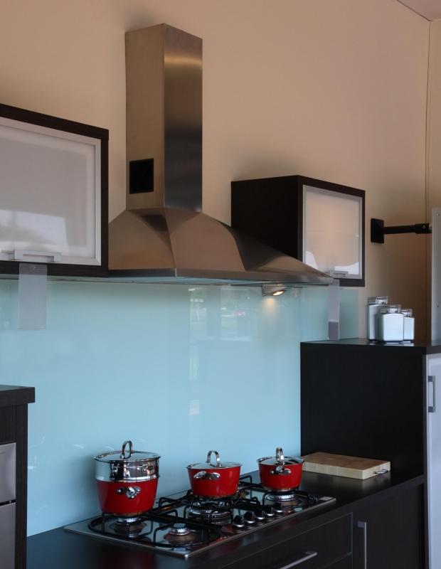 Range hoods filter out pollutants that cause odor to develop in the kitchen.
