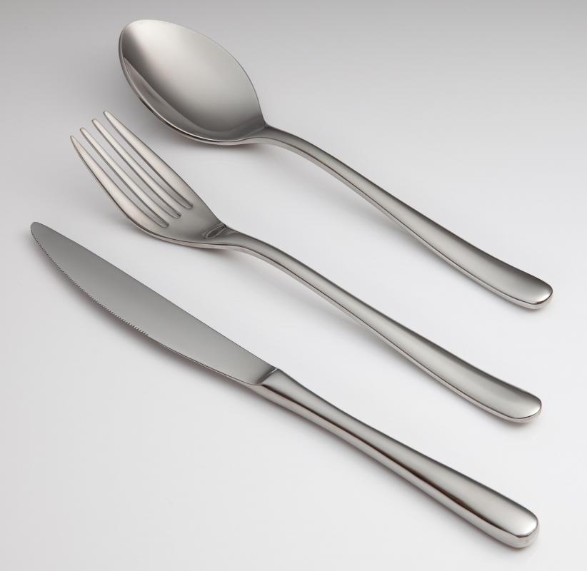 Household gifts,such as silverware, are often given to the bride at her bridal shower.
