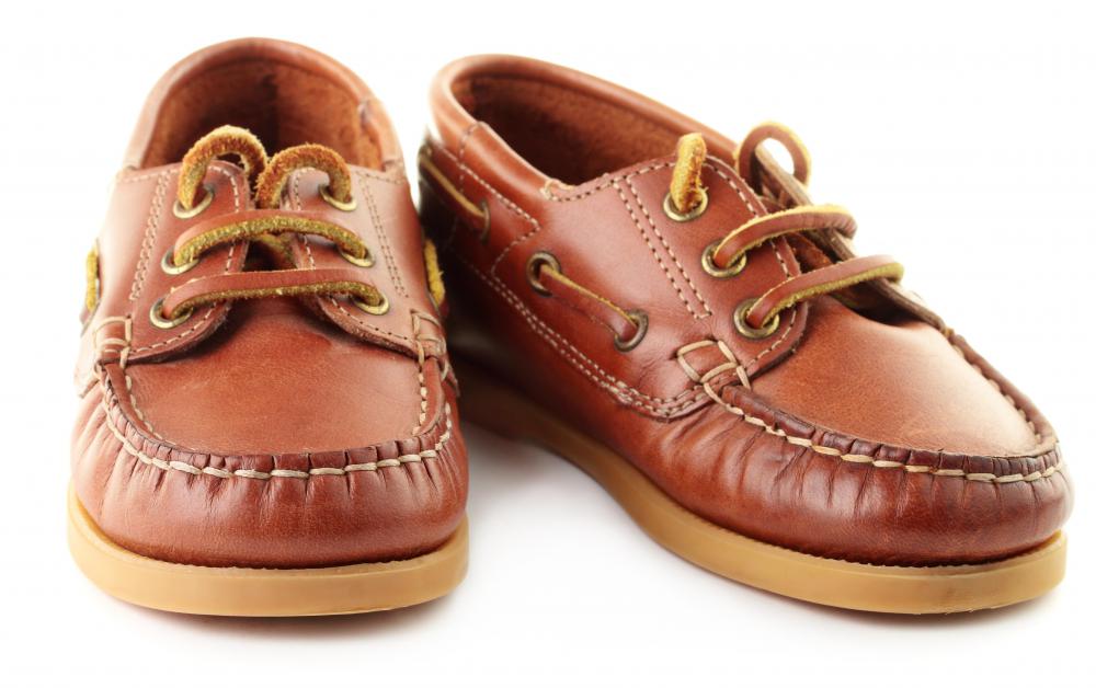 Boat shoes are considered resort wear for men.
