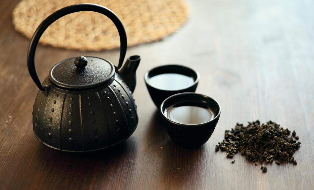 The fresh, crushed leaves of the boldo plant are often used to make boldo tea.
