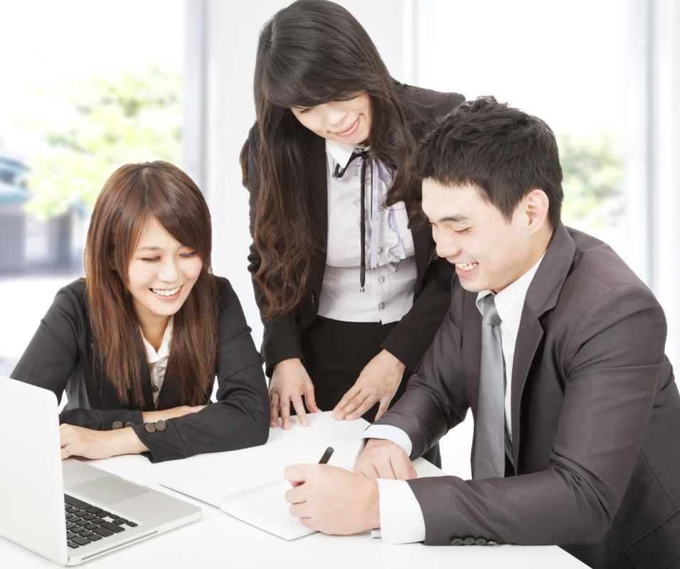 Companies may use online or electronic training modules to teach new hires about company policies.