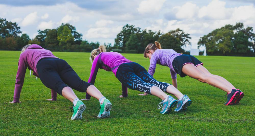 Split workout days that involve working the upper body and core area might include doing push ups.