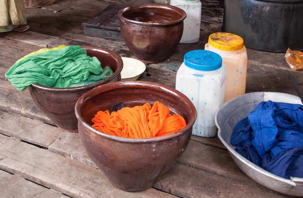 Choose complimentary colors when tie dying.