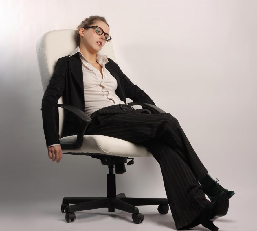 Signs of an allergic reaction to titanium may include persisting bouts of tiredness.