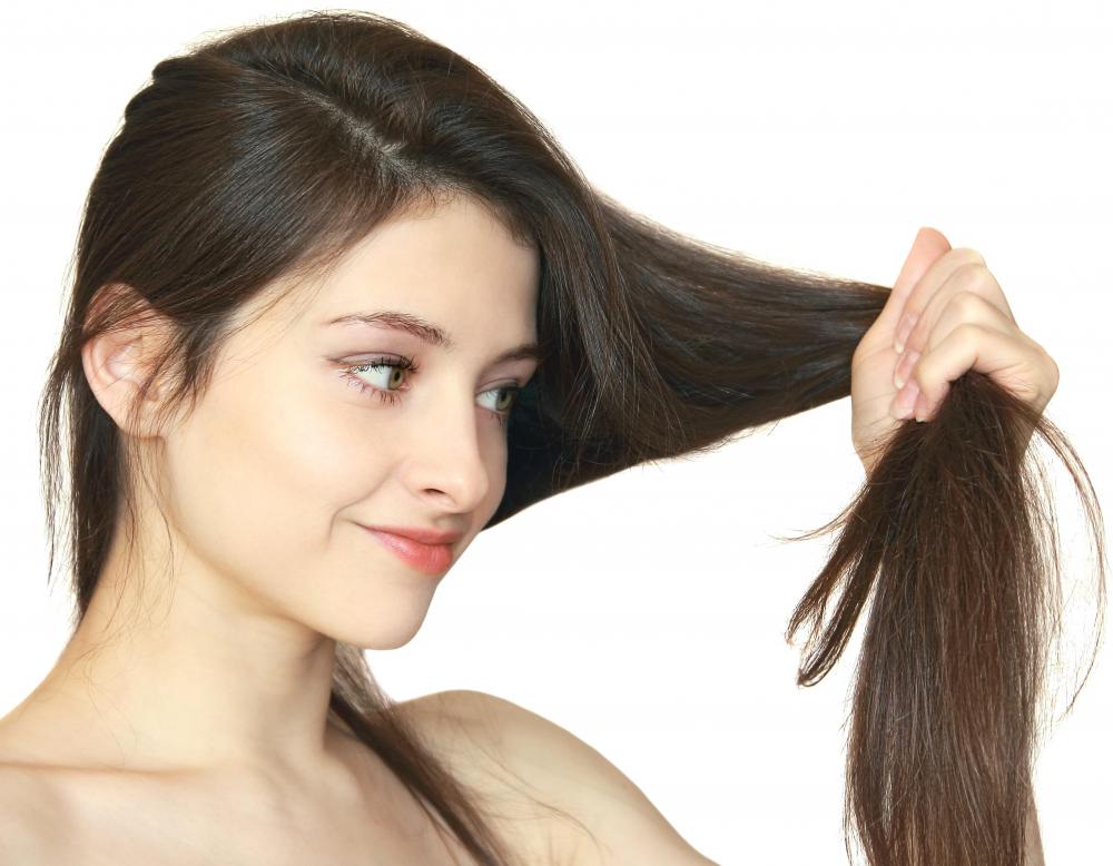 Coconut oil may promote stronger, thicker hair.