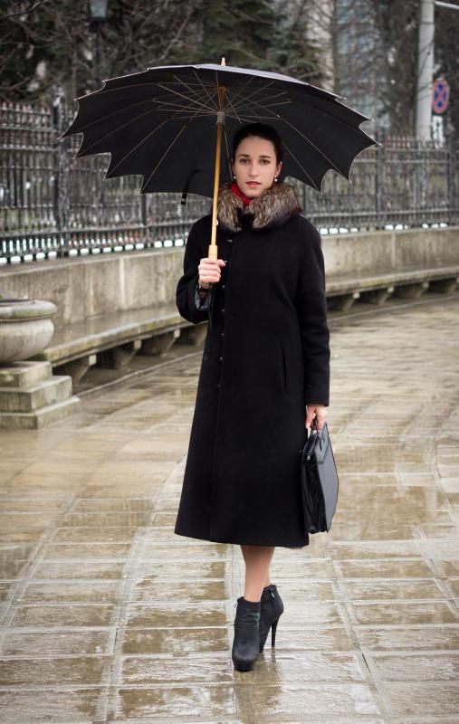 The trench coat can be worn casually, but also used as a raincoat.