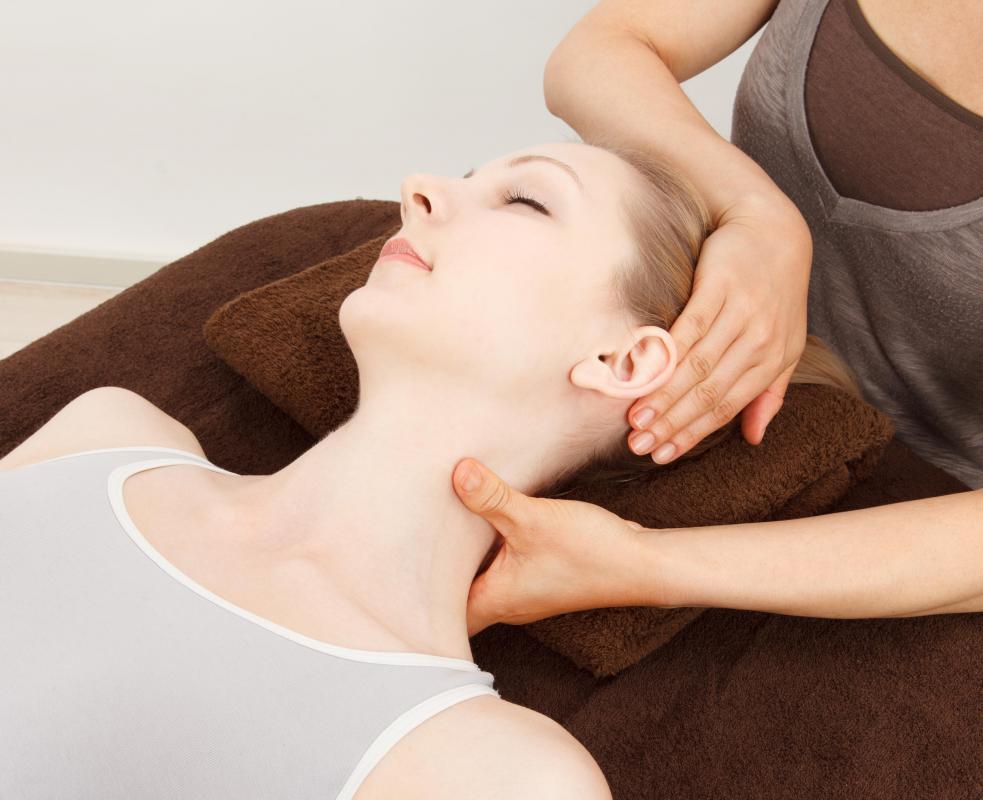 A Belavi facelist massage includes massaging of the neck.