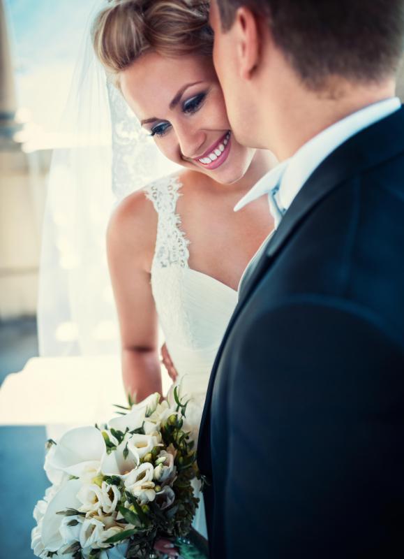 In the U.S., the average age at marriage varies according to social status.