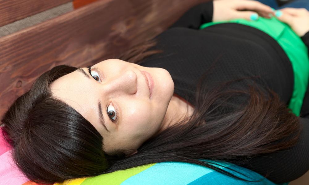 A person with renal ptosis will have normal kidney placement when they are lying down, but when they stand, one will drop downward.