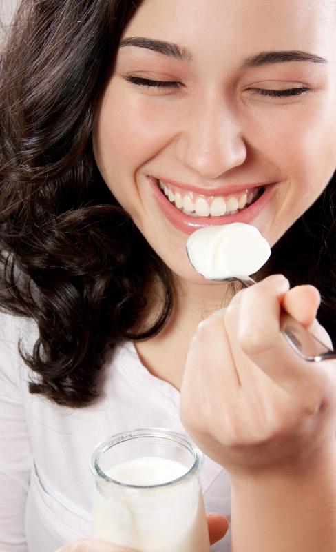 Consuming yogurt on a regular basis may help prevent a re-occurrence of an oral yeast infection, which is a cause of white tongue.
