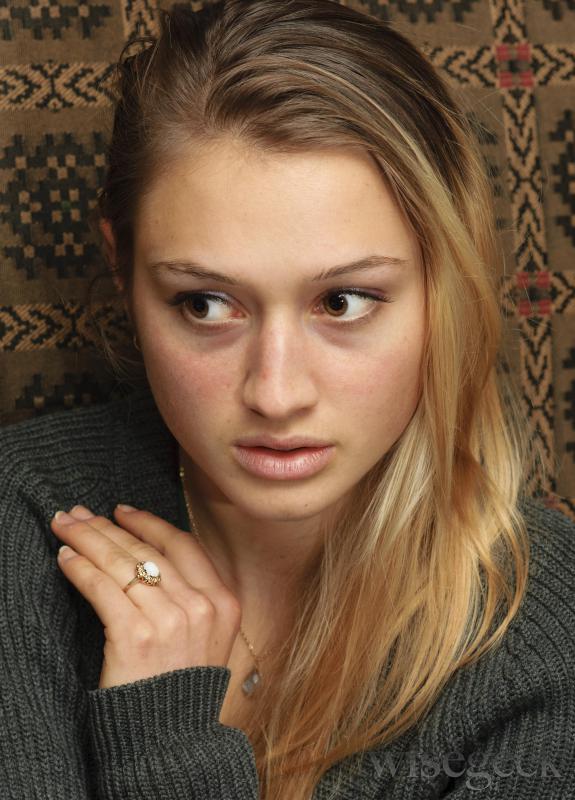 Symptoms of agoraphobia range from discomfort and anxiety to panic attacks.