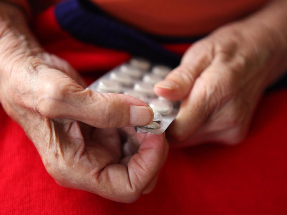 What are the Effects of Ibuprofen on the Liver? (with pictures)