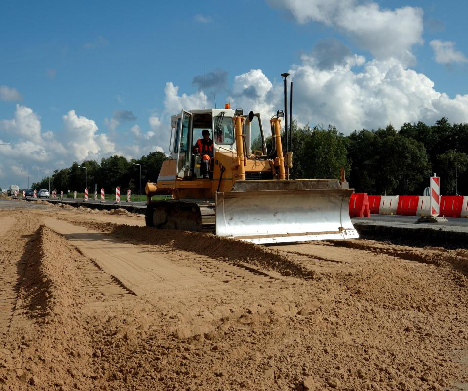 Quali sono i diversi tipi di macchine movimento terra Constructing-a-road-against-cloudy-sky