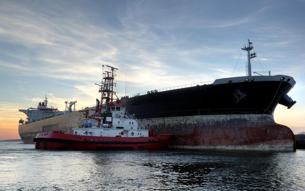 sleepboten helpen grotere schepen te manoeuvreren in havens of smalle vaargeulen en kunnen ook binnenschepen slepen.